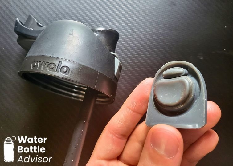 Owala FreeSip 32 oz lid with the dirty gasket removed for cleaning