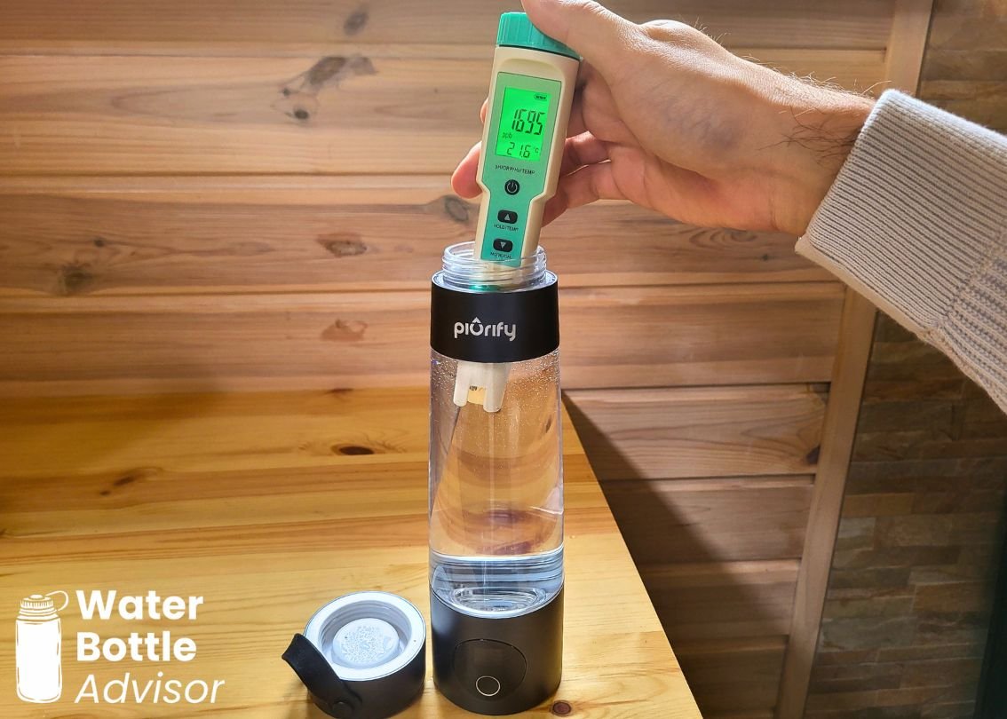 Testing hydrogen levels in the Piurify Hydrogenator bottle with a hydrogen meter