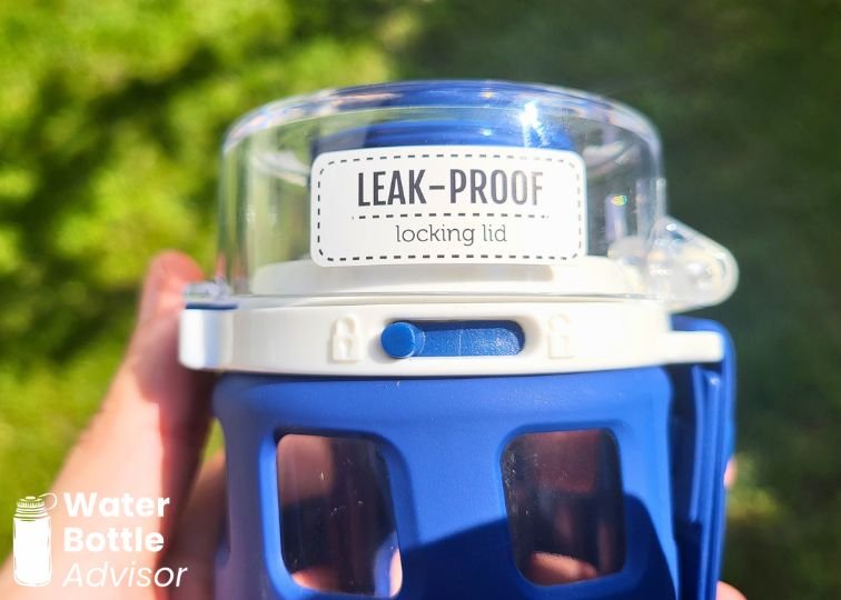 Close-up of the Ello Syndicate glass water bottle lid showing the leak-proof locking mechanism