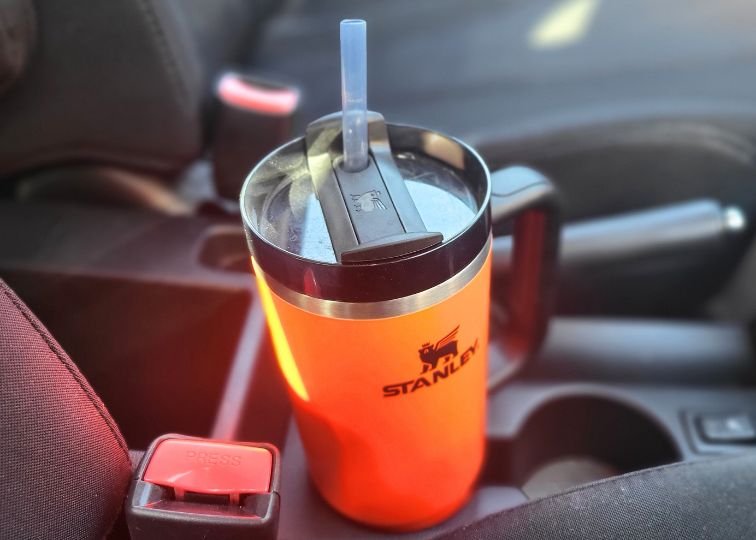 Stanley Quencher H2.0 FlowState 30 oz tumbler sitting in a car cup holder