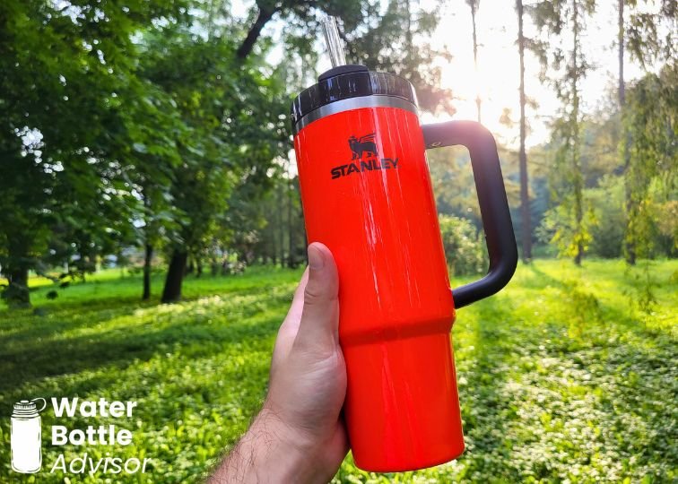 Stanley Quencher H2.0 FlowState 30 oz tumbler being held outdoors in a park